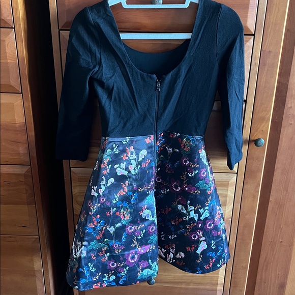 Alice + Olivia Amie Fall Garden Print Dress, fit-and-flare style mini size 4 - Picture 2 of 13